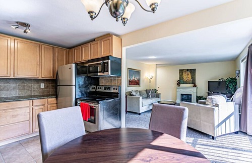 North End Condo | the Romeo, Best Area Jacuzzi Bath No Stairs WD