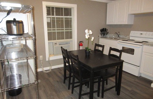 North San Antonio - SAT House | The Roost - Guest House with Queen Bed