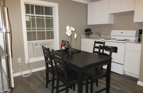 North San Antonio - SAT House | The Roost - Guest House with Queen Bed