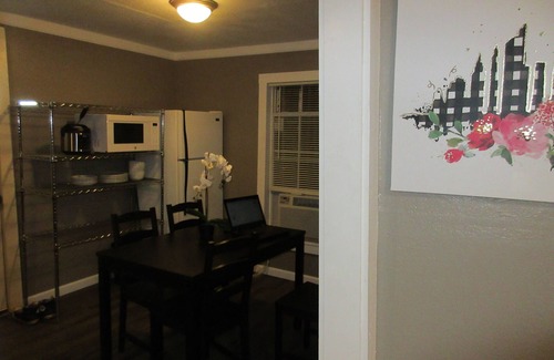 North San Antonio - SAT House | The Roost - Guest House with Queen Bed