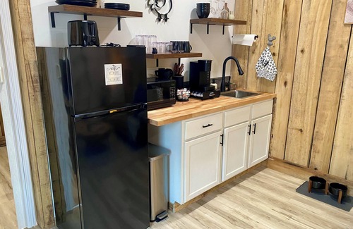 Logan Cabin | The Roost Hocking Hills Tiny Home - Pet Friendly!