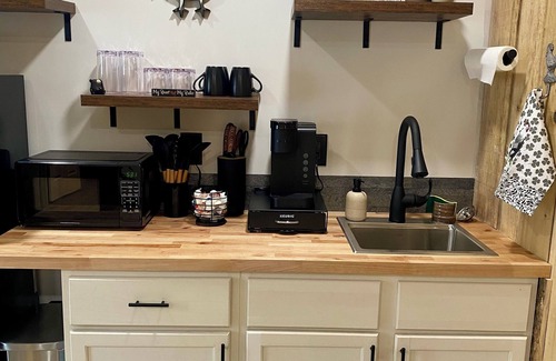Logan Cabin | The Roost Hocking Hills Tiny Home - Pet Friendly!