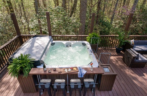 Fairview Cabin | THE ROOST - Secluded Log Cabin, Hot Tub, Pool Table, Only 13 Miles from Downtown