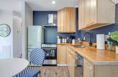 Southwest Raleigh Apartment | The Rose Garden Retreat - NC State/Cameron Village/PNC Park