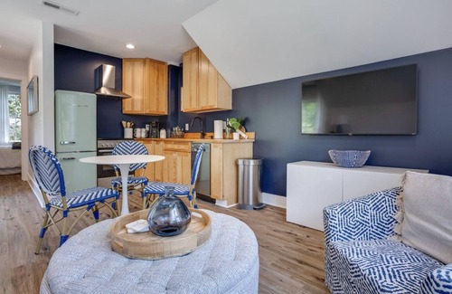 Southwest Raleigh Apartment | The Rose Garden Retreat - NC State/Cameron Village/PNC Park