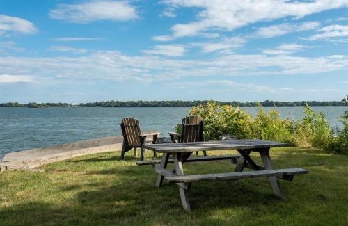 Bloomfield House | The Rosehall: PEC Waterfront Stay