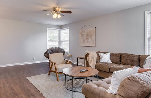 Madison Apartment | The Rosemary Villa - Close to Downtown Broadway