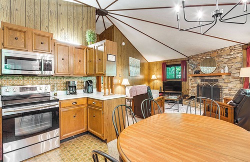 Hendersonville Cabin | 'The Round House' - Treetop North Carolina Cabin!