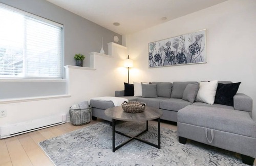 Colwood Apartment | The Royal Bay Getaway