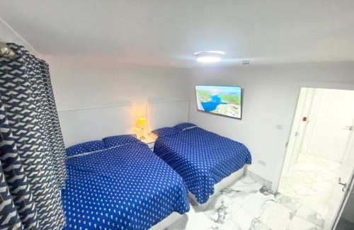 Townfield House | THE ROYAL BOUTIQUE KENSINGTON LODGE bY LONDON , SLEEP 11