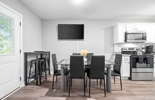 Clarksville House | The Ryders Nest w/King Suite