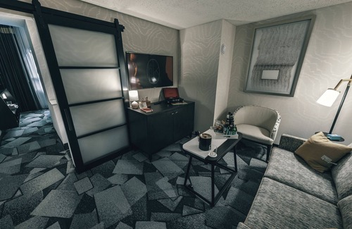 East Town House | The Saint Kate Hotel Superior King w/Living Room
