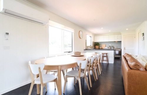 Mallacoota House | The Salt Shack, Mallacoota, Victoria, 4 spacious bedrooms, beautiful views!nn