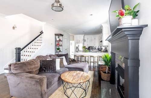 Buena Vista House | The Sanctuary: Downtown Luxury ⁃ HotTub ⁃ Gameroom