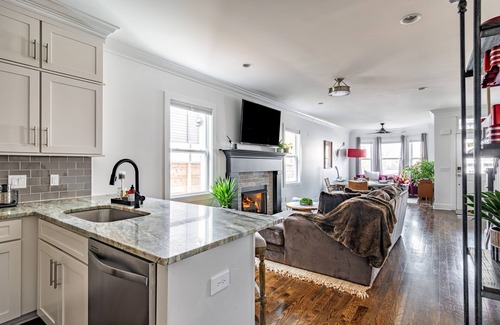 Buena Vista House | The Sanctuary: Downtown Luxury ⁃ HotTub ⁃ Gameroom