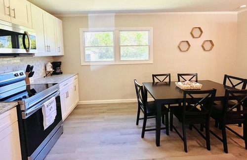 Athens House | The Sanford house/East Athens! 10 mins to town! PETS! Weekly discounts! MASTER!