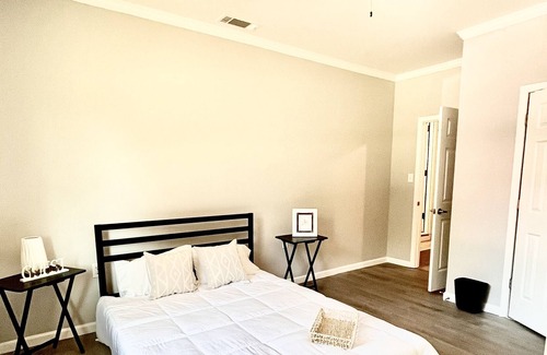Athens House | The Sanford house/East Athens! 10 mins to town! PETS! Weekly discounts! MASTER!