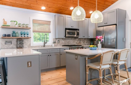 Sawyer House | The Sawyer Cottage/3 season porch/hot tub/fire pit/jungle gym/large fenced yard