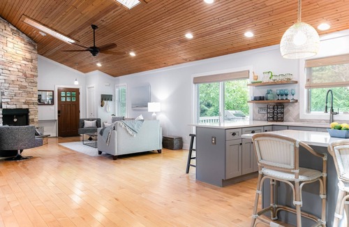 Sawyer House | The Sawyer Cottage/3 season porch/hot tub/fire pit/jungle gym/large fenced yard