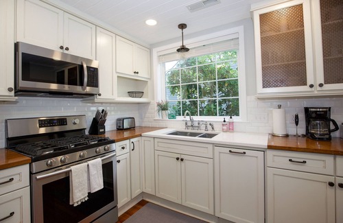 Old Town House | The Scotsman Cottage - Half a mile to Downtown Shops & Restaurants