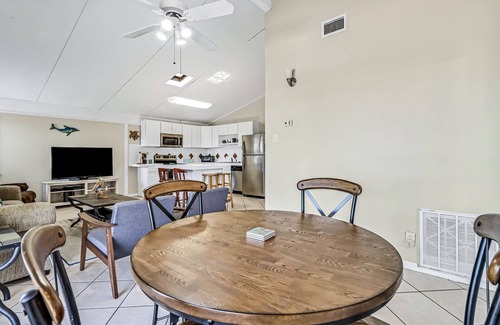 Flour Bluff House | The Seahorse Cottage | Canal front house in Corpus Christi on the water
