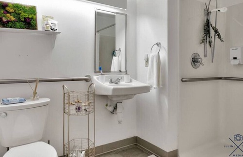 Champaign Apartment | The Secret Garden - Room 5