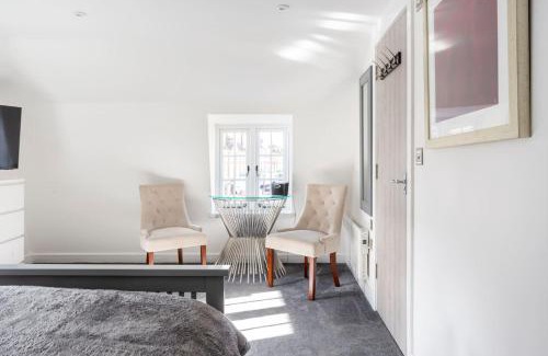 Blandford Saint Mary House | The Secret, Stylish & Spacious En Suite in Blandford Forum, Dorset