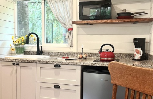 Newberg Cottage | The Shed@LivelyFarmnnA tiny house on the edge of everything in Newberg. nn