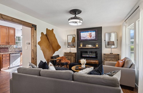 Pittman Center Cabin | The Sherridan - Luxury Cabin in Gatlinburg with WiFi, Hot Tub and More!