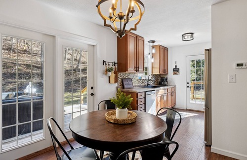 Pittman Center Cabin | The Sherridan - Luxury Cabin in Gatlinburg with WiFi, Hot Tub and More!
