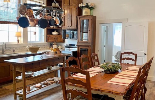 Amador City Apartment | The Shopkeeper's Cottage ~ CHIC!