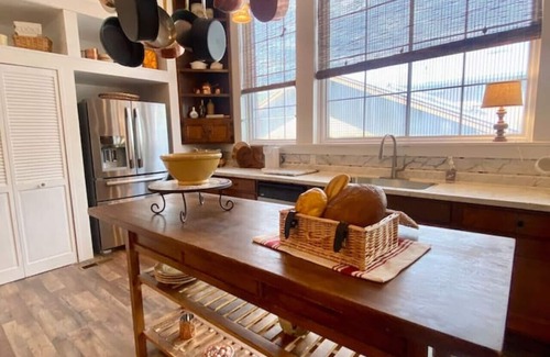 Amador City Apartment | The Shopkeeper's Cottage ~ CHIC!