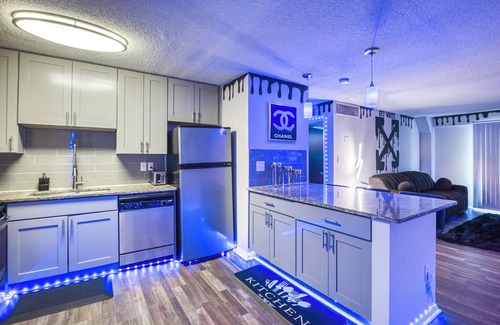 Lenox Apartment | The Showtime Pad - Game Room - Pool Table - Fireplace!