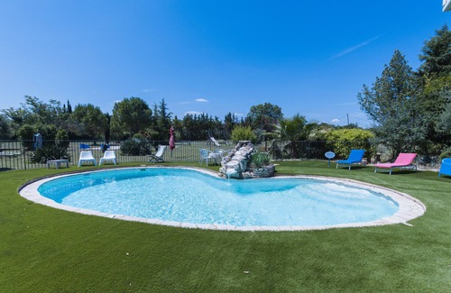 Lagnes House | The silk veil Chez Manon with a view of the Luberon mountains, Wi-Fi and air conditioning