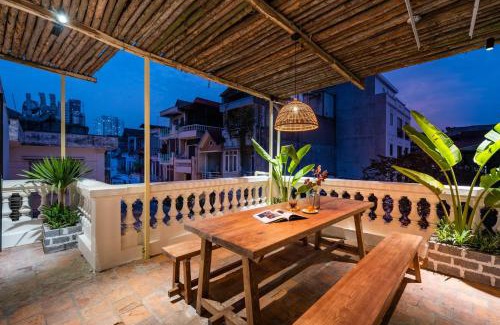 Lang Ha Apartment | The Silver Lantern Hanoi-Urban Escape with Balcony Access-Coffee 24-7