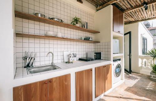 Lang Ha Apartment | The Silver Lantern Hanoi-Urban Escape with Balcony Access-Coffee 24-7