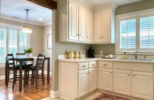 Oxford House | The Sivley 2BR Classic Home by Velvet Ditch Villas