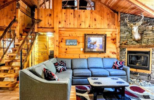 Townsend House | The Skinners Cabin Hot Tub Fireplace Grill