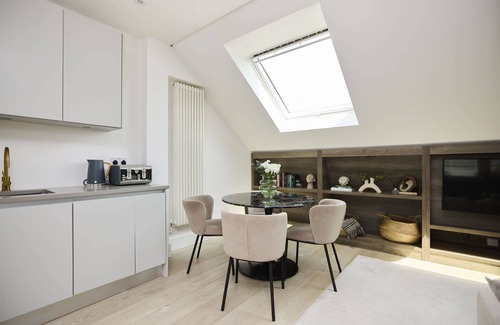 Shaftesbury Apartment | The Skylight One-Bed at Elspeth Road