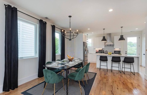 Katie Hill Neighborhood House | The Skyline Escape | City Views | Luxury Group Getaway