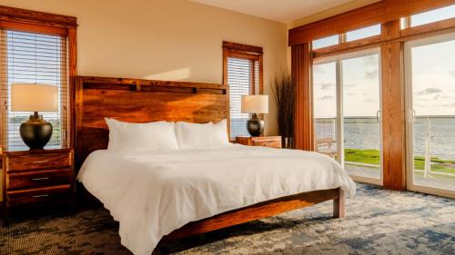 Waves Apartment | The Slick - Waterfront 3-Bedroom, 3-Bathroom Penthouse Suite at REAL Watersports