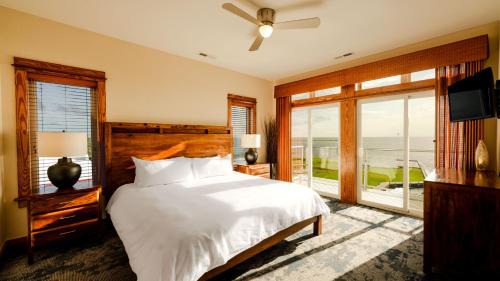 Waves Apartment | The Slick - Waterfront 3-Bedroom, 3-Bathroom Penthouse Suite at REAL Watersports