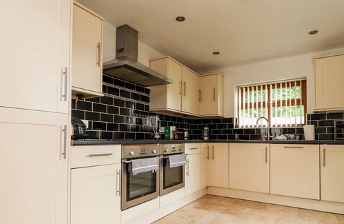 Hurst Green Cottage | THE SMITHY, family friendly, character holiday cottage in Hurst Green