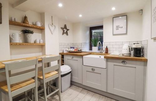 Haworth Cottage | THE SNUG ON THE COBBLES, romantic, with a garden in Haworth