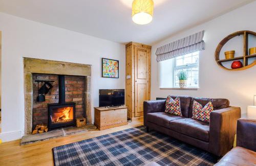 Tideswell House | The Snug - Premium cosy cottage with Log burner and pet friendly