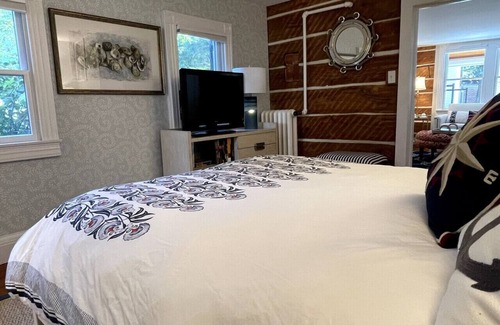 St. Michaels Bed & Breakfast | The Snuggery Inn & Suites Captain's Quarters