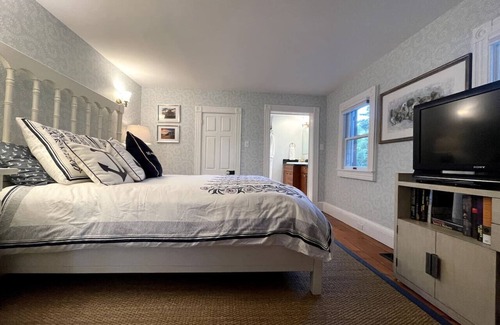 St. Michaels Bed & Breakfast | The Snuggery Inn & Suites Captain's Quarters