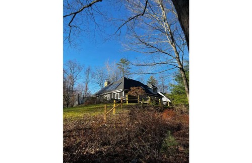Mount Marion House | The Solarium: Woodstock Retreat w/Hot tub+Stream!
