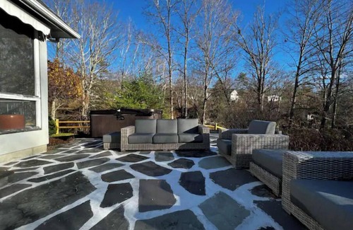 Mount Marion House | The Solarium: Woodstock Retreat w/Hot tub+Stream!