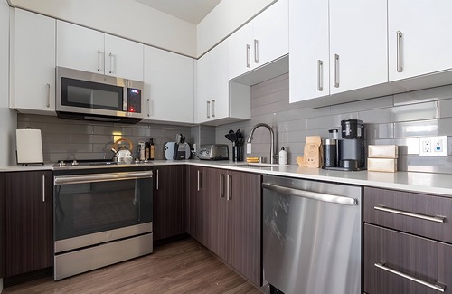 West Bellevue Apartment | The Sophari Experience - 2BR Loft
